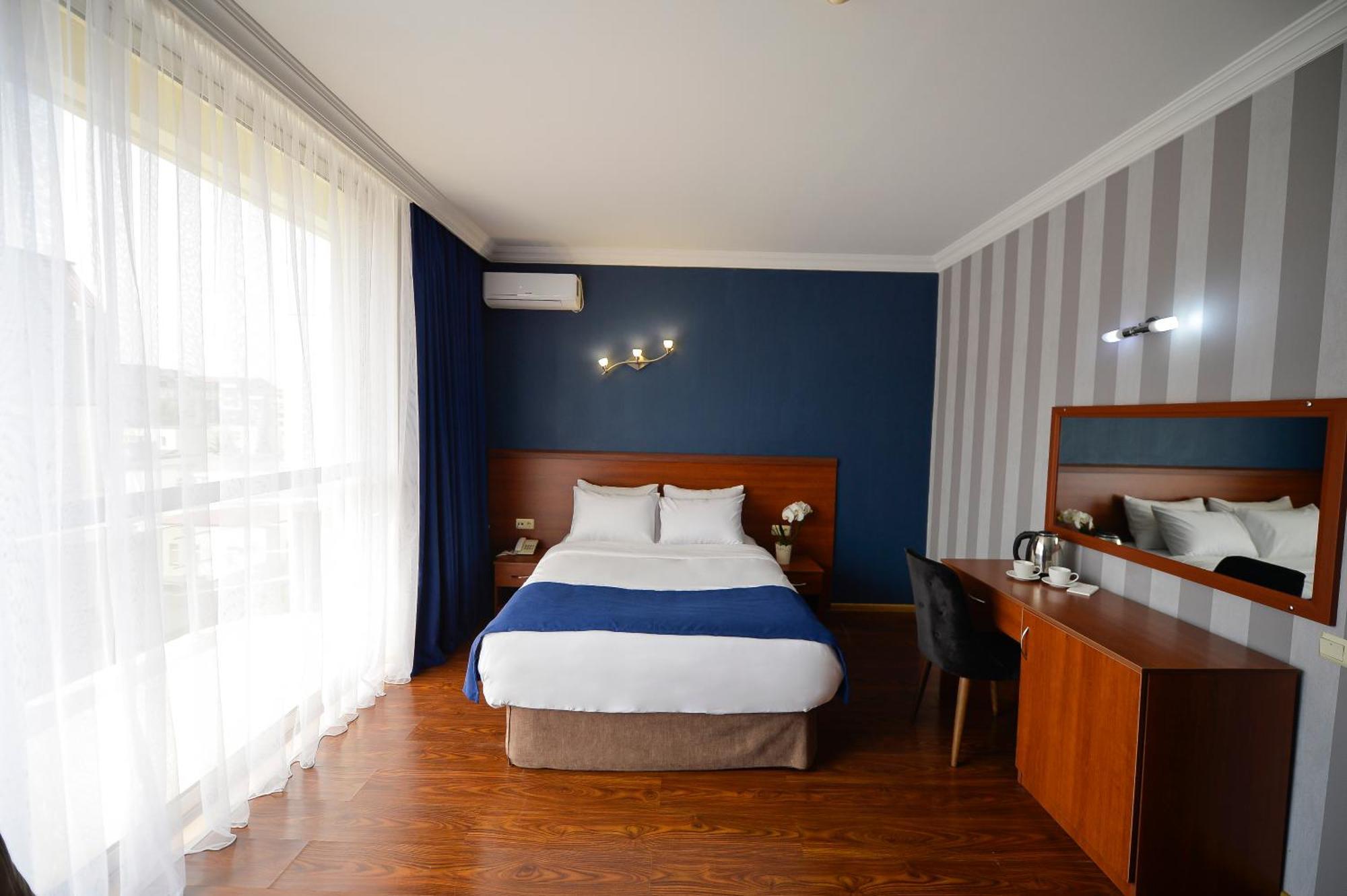 Aura Boutique Hotel บาทูมิ ภายนอก รูปภาพ